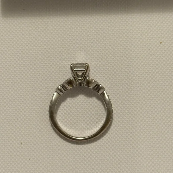 Elegant Silver cushion cut diamond engagement ring - Picture 4 of 11